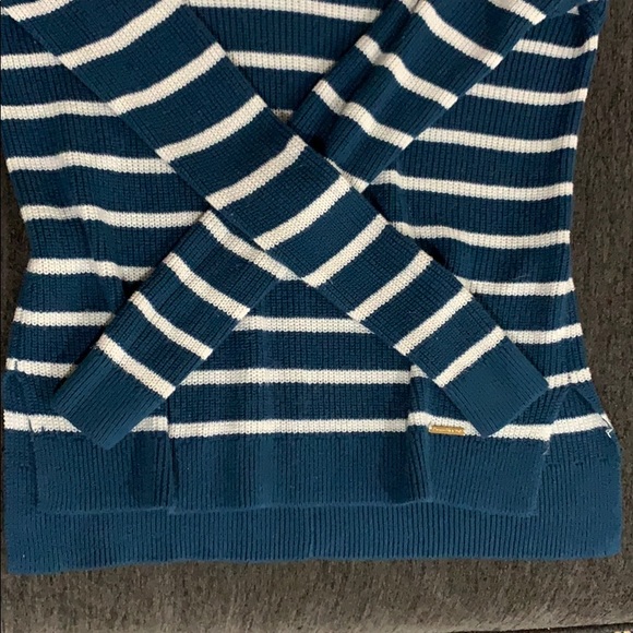 *SOLD* Abercrombie & Fitch V-neck Sweater💙 - Picture 2 of 3